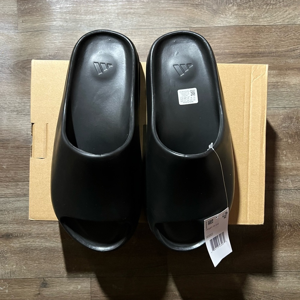 Yeezy ‘dark onyx’ slides